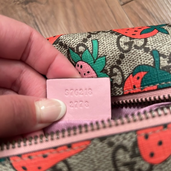 Gucci x Supreme Cosmetic Bag 🍓 - Picture 10 of 12